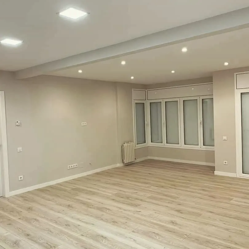 Salón reformado con parquet, armarios empotrados lacados y luz empotrada